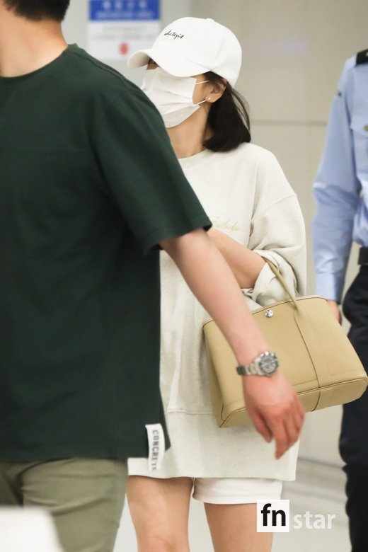 Actor Song Hye-kyo arrived at Incheon International Airport after finishing the cosmetics brand event schedule, which is being modeled in Shanghai, China on the afternoon of the 16th.
