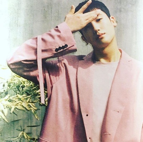 Suits Park Hyung-sik captivated fans with warm charm.Park Hyung-sik posted a picture on his instagram on the 15th, saying Good Morning.In the photo, he wore a pink jacket and emanated the charm of his man, while his chic expression and atmosphere focused attention on the viewers.Especially, he shows off his actor Jang Dong-gun and bromance and gives a pleasant smile to the house theater.Suits is a drama about the romance of a fake new lawyer with a legendary lawyer of the nations top law firm and a monster-like matching king.