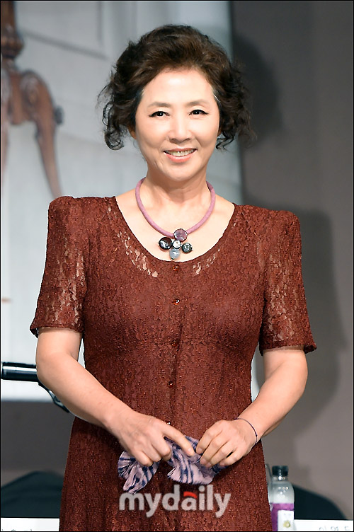 Actor Go Doo-shim plays Moon Chae-won and a two-man role.The pre-production drama Tale of Fairy based on the original webtoon is a comic fantasy drama that reveals the secrets of two husband candidates, Jung Hyun and Kim Geum, who are living in reality, who are 699 years old Gyeryongsan who became Barista through the Goryeo and Joseon eras.Go Doo-shim, who lost his wing clothes at the Sunnyeo Falls and could not climb to the sky, plays the role of Barista Seonok Nam of the Gyeryongsan Seonyeo Dabang, which has been the only day for 699 years.The appearance of the good-looking woman depends on the people who are not related to her, where Go Doo-shim is responsible for the good-looking grandmother, Sun Ok-nam, who is usually seen by people.The warm personality of Sun Ok Nam, which he will express, seems to convey comfort to the tired viewers.In addition, Episode, who has left the mountain to find her husband, adapts to a strange civilization society, will also draw comically and bring fresh vitality to the drama.