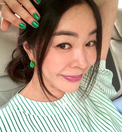 Actor and singer Lee Hye-Yeong has been in the mood.Lee Hye-Yeong told his SNS on the 16th, #Lee Hye-Yeong # Rain is a main look # This day Japanese tree from fashion ~! What do you think?! with the phrase Im notable for two photos, with Lee Hye-Yeong wearing blue nail art and earrings.Lee Hye-Yeong had a Rain public wedding in Hawaii with a financial businessman who was one year old in 2011.Lee Hye-Yeong appeared as Sara Sugarman on JTBC Tuyu Project - Sara Sugarman recently broadcast.Lee Hye-Yeong, who appeared as Sara Sugarman on this day, has been singing La Dolce Rainta composed by Lee Sang-min.