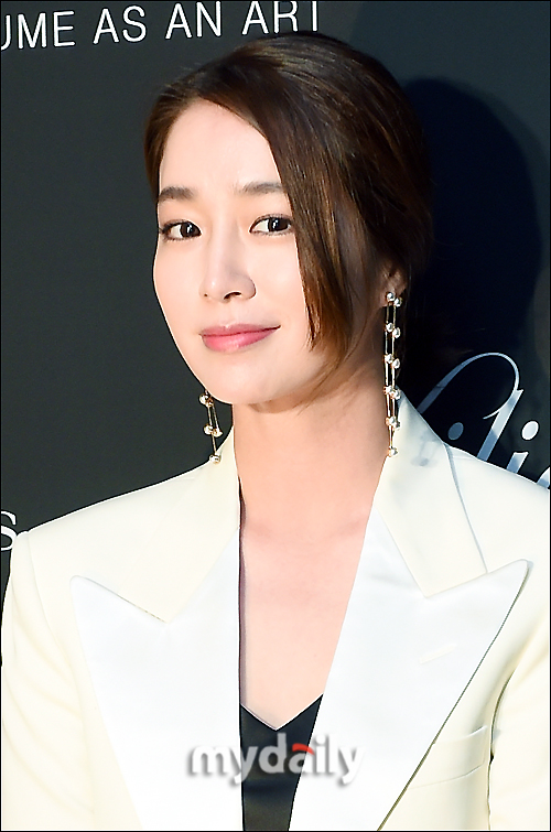 Actor Lee Min-jung is attending the Killian Night Party Event held at the Four Seasons Hotel in Gwanghwamun, Seoul on the afternoon of the 16th.
