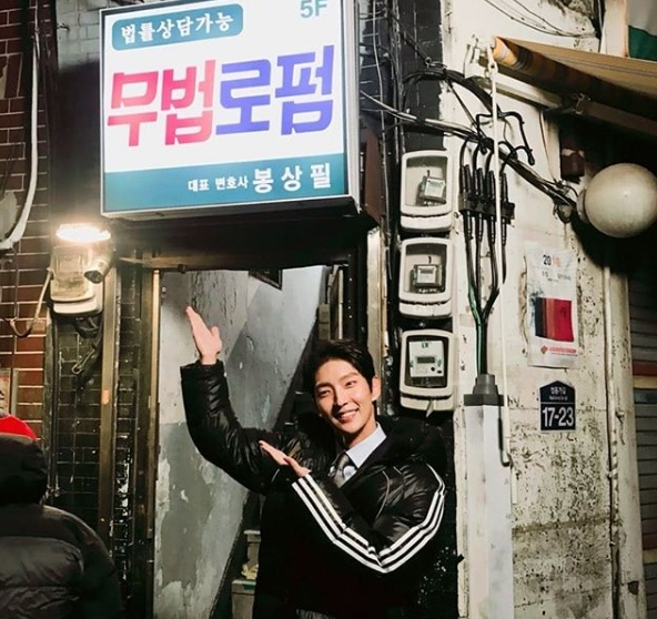 Photos of the shooting scene of Lee Joon-gi have been released.Actor Lee Joon-gi posted an article and a photo on his instagram on May 15th, Thank you for the big love of Bongsangpyri ~.The photo shows Lee Joon-gi working on filming TVNs new weekend drama Lawless Lawyer, which is impressive with a sharp jaw line that is more prominent because of her weight loss.The extraordinary suitfit also attracts Eye-catching.kim ye-eun