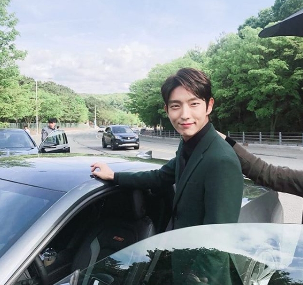 Photos of the shooting scene of Lee Joon-gi have been released.Actor Lee Joon-gi posted an article and a photo on his instagram on May 15th, Thank you for the big love of Bongsangpyri ~.The photo shows Lee Joon-gi working on filming TVNs new weekend drama Lawless Lawyer, which is impressive with a sharp jaw line that is more prominent because of her weight loss.The extraordinary suitfit also attracts Eye-catching.kim ye-eun