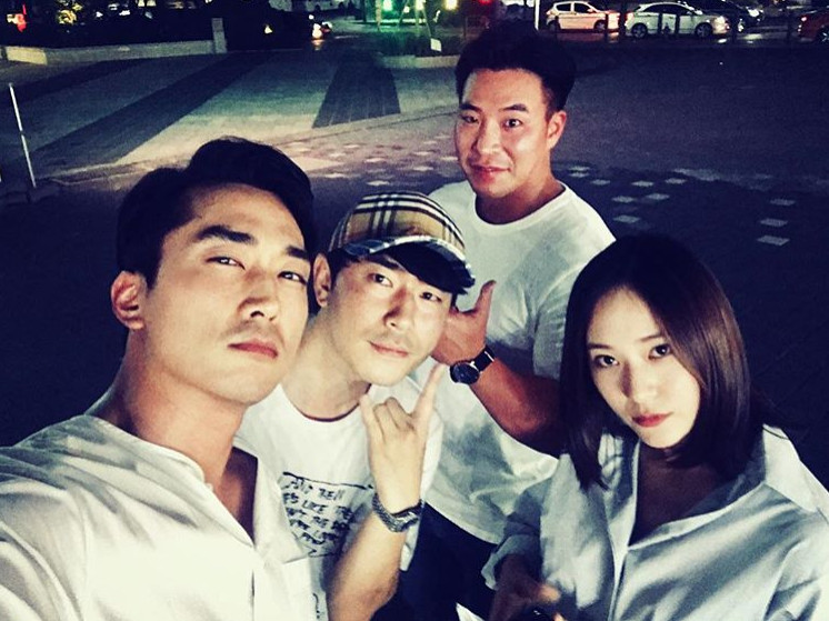 Actor Song Seung-heon, Jung Soo-jung (Krystal Jung), Lee Si-eon united.Song Seung-heon uploaded a picture on May 16 with an article  on his instagram.Inside the picture is a friendly image of Song Seung-heon, Jung Soo-jung and Lee Si-eon, whose friendly atmosphere attracts Eye-catching.sulphur-su-yeon