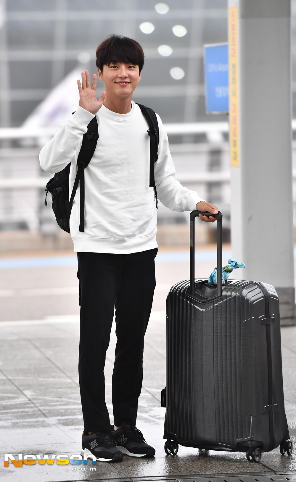 Actor Yoon Shi-yoon left the country on the afternoon of May 16th, when SBS Jungles Law in Sabah was filmed, showing airport fashion through the Incheon International Airport Terminal 1.On this day, Yoon Shi-yoon is heading to the departure hall.expressiveness