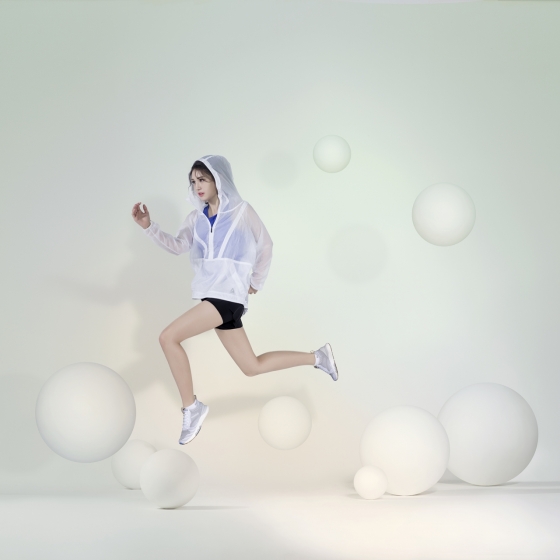 Jeon So-mi, short-haired transformation, Plump  <p>Jeon So-mi, a singer who transformed into Bobbed hair, emanated a charm full of health and beauty through photo collections.</p><p>Jeon So-mi showed off at the same time a healthy, plump flight charm and chic rice at Reebok Pictures reported on the 16th.</p><p>Jeon So-mi, who has always been loved in fashionable form, matched the blue shorts with a white jacket with running shoes, matching beige checkered slacks and running shoes.</p><p>Jeon So-mi also showed healthy appeal through stable Exercise. Jeon So-mi wearing a black Shorts on the blue showed himself running lightly and enjoying Exercise.</p>