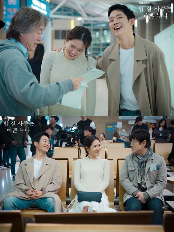 On the 15th, JTBC Dramas official Facebook page posted a behind-the-scenes cut with an article entitled My clown was no longer mine (ft. clown ascension) while I was with my pretty sister who buys rice well.Jung Hae In and Son Ye-jin in the public photos are laughing brightly while talking to director Ahn Pan-seok.He is also talking to Actor Kim Chang-wan.Unlike the uncomfortable rich relationship in the drama, Jung Hae In and Kim Chang-wan smile brightly attract attention.On the other hand, JTBCs Golden Grama Beauty Sister who buys rice well ends this week.