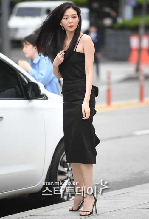 Actor Esom poses at the Hugo Boucheron photo event held at Galleria Department Store in Cheongdam-dong, Seoul on the afternoon of the 16th.