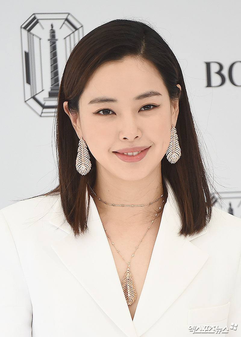 Actor Lee Ha-nui, who attended the pop-up store opening event of a jewelery brand held at the Gallery Department Store in Apgujeong-dong, Seoul on the afternoon of the 16th, has photo time.