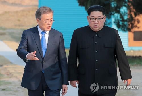 산책하는 남북 정상 [연합뉴스 자료사진]