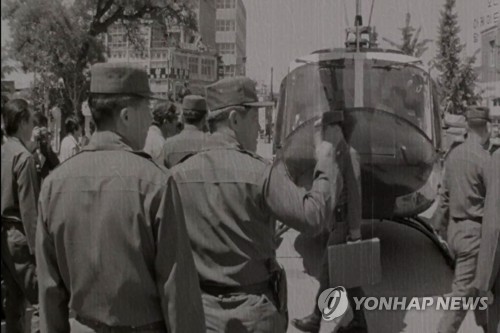 헬기 타고 전남도청 찾은 5·18 군 지휘부 [연합뉴스 자료 사진] (광주=연합뉴스) 9일 5·18민주화운동기록관은 1980년 5월 기록한 광주항쟁 영상을 공개했다. 기록관이 익명의 수집가로부터 입수한 영상은 1980년 5월 20일부터 6월 1일까지 국군통합병원과 적십자병원 환자 치료 상황, 전남도청 기자회견 등 광주 일대와 근교를 촬영했다. 세상에 처음으로 공개되는 이 영상은 이달 10일부터 30일까지 기록관 3층에서 상영한다. 사진은 1980년 당시 헬기를 타고 전남도청을 찾은 군 지휘부. 2018.5.9 [5·18민주화운동기록관 제공 영상 캡처=연합뉴스]      hs@yna.co.kr