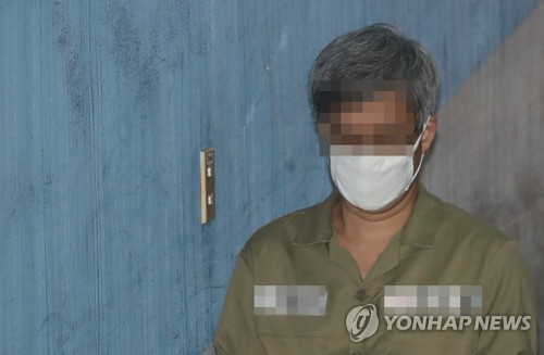 '드루킹' 김모 씨 속행공판 출석 (서울=연합뉴스) 박동주 기자 = 네이버 댓글 여론조작 혐의를 받는 파워블로거 '드루킹' 김모 씨가 16일 오후 서초구 서울중앙지법에서 열린 속행공판에 출석하고 있다.     pdj6635@yna.co.kr