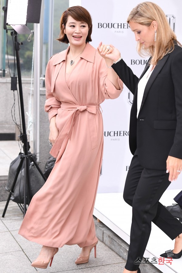 Kim Hye-soo attends the opening event of the Experience Boucheron pop-up store, which celebrates the 160th anniversary of Boucheron held at Galleria Luxury Hall in Gangnam-gu, Seoul on the afternoon of the 16th.Actor Kim Hye-soo, Lee, Sully, Esom and former tennis player Jeon Mi-ra attended the event.