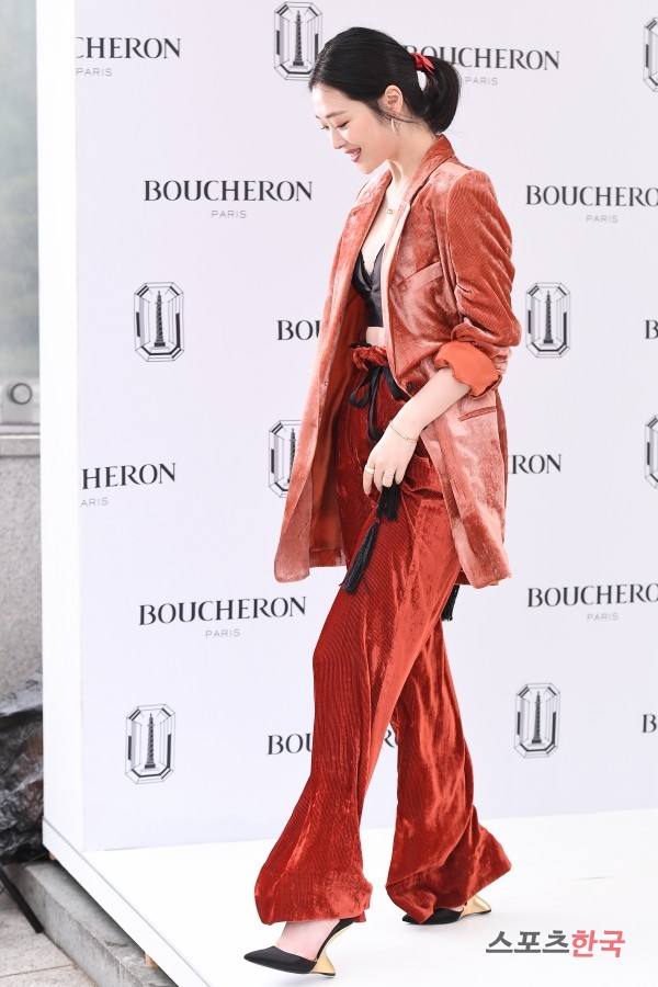 Sulli is attending the opening event of the Experience Boucheron pop-up store, which celebrates the 160th anniversary of Boucheron held at Galleria Luxury Hall in Gangnam-gu, Seoul on the afternoon of the 16th.Actor Kim Hye-soo, Lee Na-nui, Sulli, Esom and former tennis player Jeon Mi-ra attended the event.