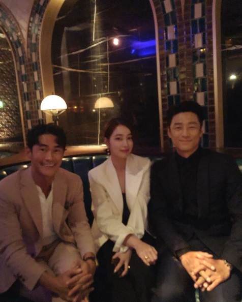 Hoonhoon Visual .. Bae Jeong-nam, Lee Min-jung X Ji Jin-hee and Affectionate Celebratory photo <p>On the 17th, Bae Jeong-nam posted a picture with a sentence exceeding wonderful Ginnyheng municipal sister on his own instagram.</p><p>Bae Jeong-nam in the released pictures seems to be sitting on the sofa and posing alongside Lee Min-jung and Ji Jin-hee. Three people sky smiling at the camera and got a close eye on a friendly atmosphere. These warm visuals that shine even in the dark room give admiration.</p><p>Meanwhile, Bae Jeong-nam appeared in KBS 2s new entertainment program Where is there? Together with Yu Ho Jin PD, along with Chathyun-hea Ji Jin-hee. It will be broadcasted in June.</p>