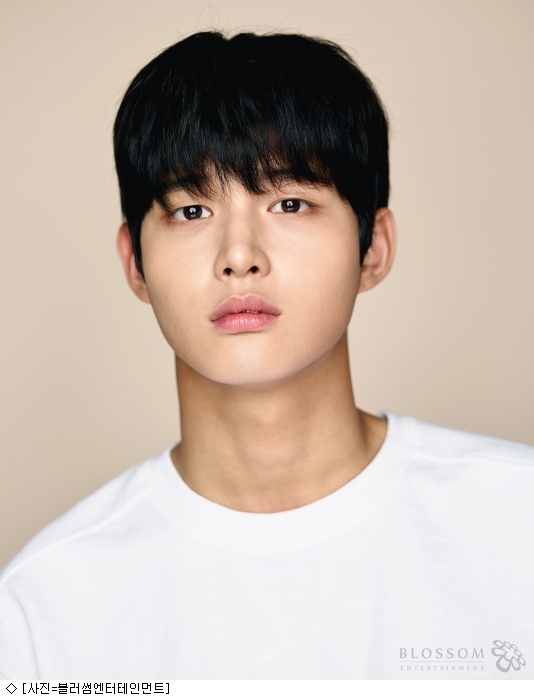 Actor Lee Seo-won was booked on suspicion of sexual harassment of fellow entertainers and blackmail – Cinémix Par Chloé.Lee Seo-won, who has been involved in activities such as About Time and Music Bank during the police investigation, is in a hurry.A media report on the 16th revealed that Lee Seo-won was sent to the prosecution on charges of forced molestation and special blackmail - Cinémix Par Chloé.According to police, Lee Seo-won was rejected on August 8 after attempting physical contact with female entertainer A, who was drinking together.Lee Seo-won was known to have threatened Mr. A with a weapon when Mr. A called his boyfriend and asked for help.Lee Seo-wons agency, Blossom Entertainment, said, I was not aware of this situation until the media requested confirmation.As a result of checking with me to find out the exact facts, I found out that it was happening while drinking alcohol in a private place with my acquaintance. Then there is no excuse. I apologize to everyone.I am sorry, he said. Currently, Lee Seo-won actor acknowledges and reflects deeply on his mistakes for causing concern to the other party and many people with his indiscreet and wrong behavior.I once again apologize to everyone for my deepest apology and I will be faithful to the future investigation. Lee Seo-won made his debut with JTBC Awaku in 2015 and was selected as KBS 2TV Hamburo Awakening and Music Bank MC in 2016. In 2017, TVN She Loves You So Much, Hospital Line, JTBC web drama Last Edition Romance, and Captain Kim Chang-sooLee Seo-won, a subsidiary like Park Bo-gum, was a rookie that was attracting industry attention enough to be called Post Park Bo-gum and became a leading actor in his debut two years.But the image of the next-generation star crashed at a moment, getting caught up in the unsavory work of fellow entertainer Sexual Harassment.During the police investigation, he has been active in TVN drama The Moment to Stop: About Time and Music Bank music MC, and has been involved in public sympathy with fans as it is known that he posted a memorial message on his SNS and posted photos of the past.I am deeply reflecting is far from the position of the agency, and there is a voice saying, I do not have any guilt at all.Lee Seo-wons irresponsible attitude is damaging the drama About Time production team and actors who were appearing immediately.The production team, who was informed about the fact from his agency on the 16th, decided to get off Lee Seo-won and explained, We can not delete the story itself, so we will replace it with other actors and re-shoot it.Until the 21st, when it is the first broadcast, only four days are left, and other actors have to be found, and actors have to re-shoot.The production presentation, which will be held on the 17th, will inevitably calm down.The Music Bank, which will be broadcast live on the 18th, is also in trouble.Lee Seo-wons departure is a set procedure, and it is necessary to find an alternative MC right away or leave Solvin alone. The production team is discussing the situation.Fellow entertainer Sexual Harassment charges charged...Rookie crash