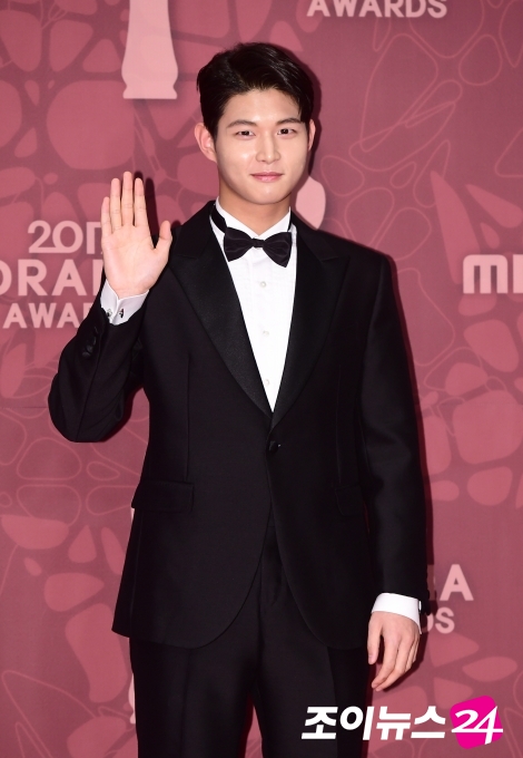 Actor Lee Seo-won was booked on suspicion of sexual harassment of fellow entertainers and blackmail – Cinémix Par Chloé.Lee Seo-won, who has been involved in activities such as About Time and Music Bank during the police investigation, is in a hurry.A media report on the 16th revealed that Lee Seo-won was sent to the prosecution on charges of forced molestation and special blackmail - Cinémix Par Chloé.According to police, Lee Seo-won was rejected on August 8 after attempting physical contact with female entertainer A, who was drinking together.Lee Seo-won was known to have threatened Mr. A with a weapon when Mr. A called his boyfriend and asked for help.Lee Seo-wons agency, Blossom Entertainment, said, I was not aware of this situation until the media requested confirmation.As a result of checking with me to find out the exact facts, I found out that it was happening while drinking alcohol in a private place with my acquaintance. Then there is no excuse. I apologize to everyone.I am sorry, he said. Currently, Lee Seo-won actor acknowledges and reflects deeply on his mistakes for causing concern to the other party and many people with his indiscreet and wrong behavior.I once again apologize to everyone for my deepest apology and I will be faithful to the future investigation. Lee Seo-won made his debut with JTBC Awaku in 2015 and was selected as KBS 2TV Hamburo Awakening and Music Bank MC in 2016. In 2017, TVN She Loves You So Much, Hospital Line, JTBC web drama Last Edition Romance, and Captain Kim Chang-sooLee Seo-won, a subsidiary like Park Bo-gum, was a rookie that was attracting industry attention enough to be called Post Park Bo-gum and became a leading actor in his debut two years.But the image of the next-generation star crashed at a moment, getting caught up in the unsavory work of fellow entertainer Sexual Harassment.During the police investigation, he has been active in TVN drama The Moment to Stop: About Time and Music Bank music MC, and has been involved in public sympathy with fans as it is known that he posted a memorial message on his SNS and posted photos of the past.I am deeply reflecting is far from the position of the agency, and there is a voice saying, I do not have any guilt at all.Lee Seo-wons irresponsible attitude is damaging the drama About Time production team and actors who were appearing immediately.The production team, who was informed about the fact from his agency on the 16th, decided to get off Lee Seo-won and explained, We can not delete the story itself, so we will replace it with other actors and re-shoot it.Until the 21st, when it is the first broadcast, only four days are left, and other actors have to be found, and actors have to re-shoot.The production presentation, which will be held on the 17th, will inevitably calm down.The Music Bank, which will be broadcast live on the 18th, is also in trouble.Lee Seo-wons departure is a set procedure, and it is necessary to find an alternative MC right away or leave Solvin alone. The production team is discussing the situation.Fellow entertainer Sexual Harassment charges charged...Rookie crash