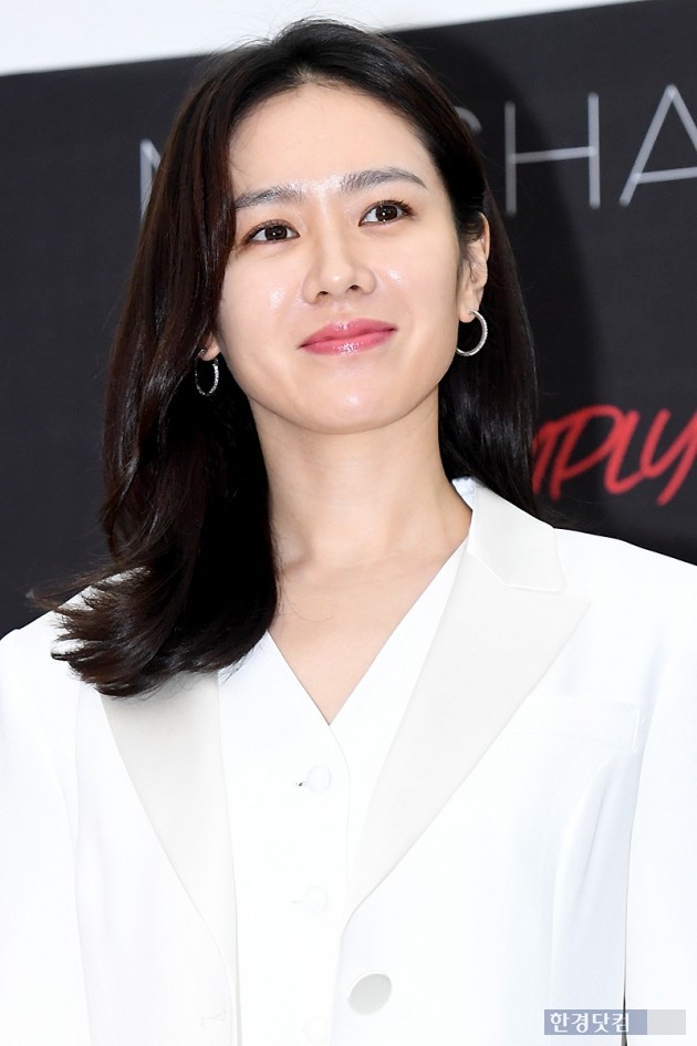 Actor Son Ye-jin attended the Missa Flagship Store Open Event held at Gallery M in Seocho-dong, Seoul on the morning of the 17th.