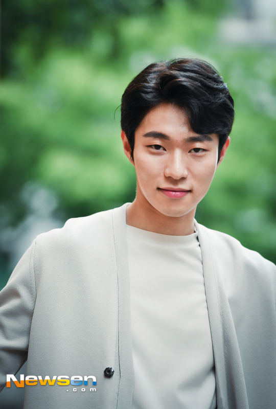 Yoon Jong Suk said that Tambourine Celebration, which was a hot topic in Something in the Rain, was his idea.Actor Yoon Jong Suk plays the role of Kim Seung-chul, the art director of the game company, which is the college motive of Seo Jun-hee (Jeong Hae-in) in the JTBC gilt drama Something in the Rain (playplayplayed by Kim Eun/director Ahn Pan-seok).Yoon Jong Suk, who recently met with him, said, It feels like I have finished one, but I am very sorry.It seems that the feeling is crossing, he said.Yoon Jong Suk, who finished all the last shooting, is running Something in the Rain.When I was monitoring the filming, there were moments that I could not see as a viewer, said Yoon Jong Suk, who said, I had a moment to turn back from the beginning.When I was working on the filming, I saw a pretty sister and a pretty sister when I got out of the work. As a viewer, I was so angry, angry, so upset, and so happy.I thought it was like a real love, he said. I thought I was sympathetic. I cried, laughed and was angry.The most hot reaction of Kim Seung-cheols scene was Tambourine Celebration.In the 8th episode broadcast on April 21, drunk Kim Seung-chul came to the scene by mistakeing Yoon Jin-ah (Son Ye-jin) lying down as his friend Seo Jun-hee, and was surprised by the appearance of Yun Jin-ah who woke up screaming.Although he feels betrayed that his best friend hid his love affair, Kim Seung-chul shook the Tambourine on his desk and called a congratulatory song to make a laugh.On this day, Yoon Jong Suk said that the scene was his Wing it.When I was shooting a scene approaching Son Ye-jin lying down, he said, I wanted to run.I did not talk to Yejin much before that, and he is such a presidential candidate. He is like a muse to everyone.When I first told him I had to lay down like that, I really wanted to run away, thinking, Im going to give up this scene, one of those really unconfident acts.But Yejin told me so nonchalantly that he was okay and that he should do as you please.I do not do it originally, but I did it. I think that I have created a more relaxed and comfortable environment because I care about and understand my opponent. The filming scene became a laughing sea on the unexpected Wing it by Yoon Jong Suk.Everyone was so excited, said Yoon Jong Suk, who recalled the time. I did not know what song to sing.I just had to say congratulations, but I thought about what to do, and I saw Tambourine for the first time, so what is important? I just brought it and shook it. The director does not want to own the accident that the actors have, and it helps me to think that I am comfortable in a very large space.In fact, I did not know where the camera was, and I played it. It was a really valuable experience. Yoon Jong Suk, who naturally digested the drunken smoke, but he doesnt actually enjoy drinking.Asked if he liked alcohol, Yoon Jong Suk said: I dont drink well, for me, drunken smoke was a big mountain, homework every day, and more drunken smoke.I studied a lot, he said. I drank alcohol at home and took a video. Then, What is the amount of alcohol? I can not drink a bottle of shochu. Half a bottle?I dont know the taste yet, he said.Meanwhile, Something in the Rain will end at the end of the 16th on the 19th.Kim Myung-mi / Lee Jae-ha
