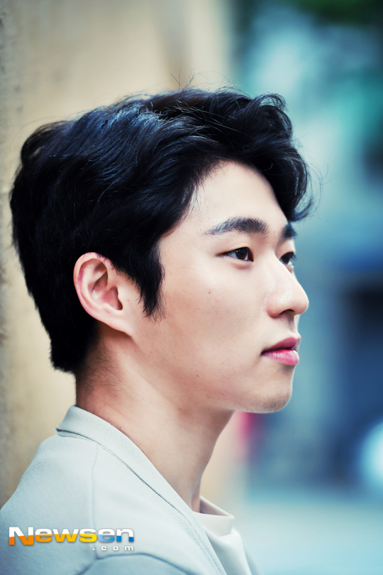 Yoon Jong Suk said that Tambourine Celebration, which was a hot topic in Something in the Rain, was his idea.Actor Yoon Jong Suk plays the role of Kim Seung-chul, the art director of the game company, which is the college motive of Seo Jun-hee (Jeong Hae-in) in the JTBC gilt drama Something in the Rain (playplayplayed by Kim Eun/director Ahn Pan-seok).Yoon Jong Suk, who recently met with him, said, It feels like I have finished one, but I am very sorry.It seems that the feeling is crossing, he said.Yoon Jong Suk, who finished all the last shooting, is running Something in the Rain.When I was monitoring the filming, there were moments that I could not see as a viewer, said Yoon Jong Suk, who said, I had a moment to turn back from the beginning.When I was working on the filming, I saw a pretty sister and a pretty sister when I got out of the work. As a viewer, I was so angry, angry, so upset, and so happy.I thought it was like a real love, he said. I thought I was sympathetic. I cried, laughed and was angry.The most hot reaction of Kim Seung-cheols scene was Tambourine Celebration.In the 8th episode broadcast on April 21, drunk Kim Seung-chul came to the scene by mistakeing Yoon Jin-ah (Son Ye-jin) lying down as his friend Seo Jun-hee, and was surprised by the appearance of Yun Jin-ah who woke up screaming.Although he feels betrayed that his best friend hid his love affair, Kim Seung-chul shook the Tambourine on his desk and called a congratulatory song to make a laugh.On this day, Yoon Jong Suk said that the scene was his Wing it.When I was shooting a scene approaching Son Ye-jin lying down, he said, I wanted to run.I did not talk to Yejin much before that, and he is such a presidential candidate. He is like a muse to everyone.When I first told him I had to lay down like that, I really wanted to run away, thinking, Im going to give up this scene, one of those really unconfident acts.But Yejin told me so nonchalantly that he was okay and that he should do as you please.I do not do it originally, but I did it. I think that I have created a more relaxed and comfortable environment because I care about and understand my opponent. The filming scene became a laughing sea on the unexpected Wing it by Yoon Jong Suk.Everyone was so excited, said Yoon Jong Suk, who recalled the time. I did not know what song to sing.I just had to say congratulations, but I thought about what to do, and I saw Tambourine for the first time, so what is important? I just brought it and shook it. The director does not want to own the accident that the actors have, and it helps me to think that I am comfortable in a very large space.In fact, I did not know where the camera was, and I played it. It was a really valuable experience. Yoon Jong Suk, who naturally digested the drunken smoke, but he doesnt actually enjoy drinking.Asked if he liked alcohol, Yoon Jong Suk said: I dont drink well, for me, drunken smoke was a big mountain, homework every day, and more drunken smoke.I studied a lot, he said. I drank alcohol at home and took a video. Then, What is the amount of alcohol? I can not drink a bottle of shochu. Half a bottle?I dont know the taste yet, he said.Meanwhile, Something in the Rain will end at the end of the 16th on the 19th.Kim Myung-mi / Lee Jae-ha