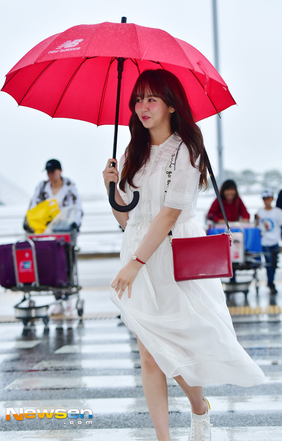 <p>The actor Kim So-hyun showed air fashion via Incheon International Airport Terminal 1 May 17, car gravure photographed car and left for Netherlands.</p><p>This day Kim So-hyun is heading for departure.</p>