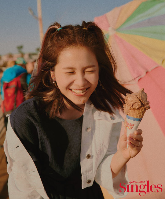 Red Velvet Yeri has unveiled a California pictorial that is dazzling over sunshine.Fashion magazine Singles released a picture of Red Velvet member Yeri, who is loved by many people for his refreshing charm on May 17th.In this picture, Yeri has digested various summer look with his own irreplaceable charm and bright energy.Recently, Yeri has been loved by viewers by showing various charms that were not seen on stage, showing Alcondalk Chemie with actor Han Chae-young in JTBC4 reality program Secret Sister.emigration site