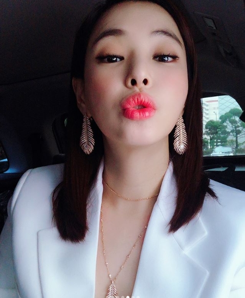 Miss Korea actor Lee Ha-nui showed off her charming visuals.Lee Ha-nui posted a photo on his instagram on May 16 with an article entitled A Rainy Day All Day.The photo featured a look of Lee Ha-nui, who was stylish with a white suit and colorful Earring, adding a cute charm with a full-lipped look.The beauty of Lee Ha-nui, which does not change at any angle, is impressive.Fans who responded to the photos responded to My sister is such a crush style love, It is perfect beautiful, I am so excited.delay stock