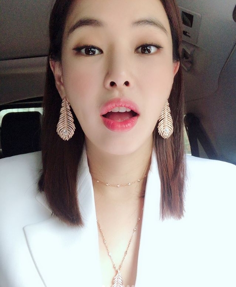Miss Korea actor Lee Ha-nui showed off her charming visuals.Lee Ha-nui posted a photo on his instagram on May 16 with an article entitled A Rainy Day All Day.The photo featured a look of Lee Ha-nui, who was stylish with a white suit and colorful Earring, adding a cute charm with a full-lipped look.The beauty of Lee Ha-nui, which does not change at any angle, is impressive.Fans who responded to the photos responded to My sister is such a crush style love, It is perfect beautiful, I am so excited.delay stock