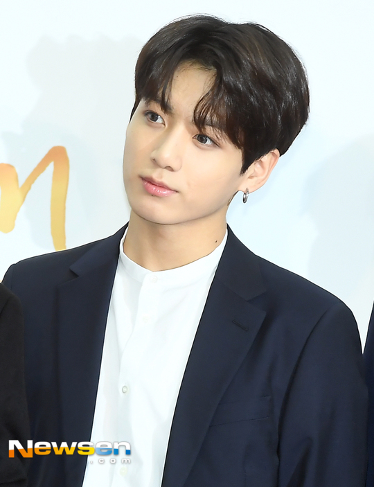 Boy group BTS (RM, Jean, Suga, Jay Hop, Jimin, Vu, Jungkook) member Jungkook will be the main composer.It has proved its amazing musical growth by recording its own songs on the album once again in three years.According to the results of KBS deliberation released on May 16, the regular 3rd album LOVE YOURSELF Tear (before Love Yourself), which is scheduled to be released at 6 pm on the 18th, was judged to be eligible for broadcasting.The results are not only qualified, but also the lyrics and compositions of each song wrapped in veils are specified.The agency has officially announced the title of each track through the track list.Leader RM, who has proven his ability as a producer by recording his own songs, compositions and productions on his BTS album since his debut, participated in the track work before this album.The title song FAKE LOVE (Fake Love), which is Tracks No. 2, was written and written with Big Hit Chief Producers Pdog (Pedok) and Big Hit Chief Bang Si-Hyuk Producers, and Tracks No. 3 Feat Unforward.Steve Aoki), which once again worked with world-renowned DJ and producer Steve Aoki.Their reunion was the MIC Drop (Steve Aoki Remix) Feat by BTS, which was unveiled last November.Its the second time since Designer (Mike Drop (Steve Aoki Remix) Feature Designer)The title song, Steve Aoki feature song, is the 7th Tracks Magic Shop.The tracks are said to have been written and written by Jungkook, the youngest BTS, along with Hiss noise, RM, ADORA, Jay Hop, and Suga.It is noteworthy that Jungkooks name is at the forefront of the songwriting composition.This is proof that Jungkook has been leading the way in the process of meeting with other producers.▲ Start is weak, but end will be great: Mnet SuperstarK3 Edit Tins  BTS debutJungkook from Busan grew up a singers dream by watching group BIGBANG leader G-Dragon.In November 2016, MBC Music My Music My Story (MY MUSIC MY STORY) heard G-Dragons solo song Heartbreaker and dreamed of a singer.I have been longing for you so far. Since the beginning of my debut, I have been respecting BIGBANG as a role model.When he appeared as a fencing man on MBCs Night - Masked Wang broadcast in August 2016, he also selected BIGBANGs IF YOU.He also suffered a loss of elimination ahead of his debut. He appeared in Season 3 of the audition program SuperstarK which was aired in 2011, but was eliminated from the preliminary round.Unlike other qualifying performers, Edit Tins was unable to find him on the air.Then, Mnet Shinyang Man Show BTS, which was broadcast in February last year, was released exclusively to Jungkooks undisclosed preliminary screening video, and it became widely known that SuperstarK appeared.Jungkook, then 15, shyly sang 2AMs hit song This Song.Although he did not appear on the air, many large agencies after the audition recognized his oak leaves and sent a love call.However, he refused to offer this offer and chose to enter the big hit because he was a company with RM, who was selected as a trainee ahead of him.▲ Its all about singing and rap and dancing: The Golden youngest of the reasonable BTSJungkook is the main vocal in the team, lead dancer and serve rapper.Among the vocal lines composed of Jean, Bhu, Jimin, and Jungkook, it is well received that it plays a central role with its unique emotional tone and solid singing ability.Among fans, it is not as good as vocals, but it is also famous for its charming rap and its most powerful and theft among dance members (Jay Hop, Jimin, Jungkook).Jungkook is nicknamed the Golden youngest among BTS members and fans, meaning it shows high-quality capabilities in many ways.In an interview with At Style in July 2016, Jungkook, who was asked, Do you like the nickname of the golden youngest?, Thank you for calling me that nickname, but on the other hand it is very burdensome.I personally feel that there are many things that I do not have. I want to show you how to learn more and develop according to the nickname. ▲ Clothing closet  Introduction to personal workplace: Composition stone growth historyThe first time he recorded his own songs on the BTS album was in April 2015.Outro: Love Is Not Over on the mini album In the Mood for Love pt.1 released at the time.In the absence of a personal workplace, he began working on songs secretly from members in a room with his wardrobe, the so-called Golden Closet (Golden Closet, the Golden youngest wardrobe).Unsure he would make a beat, he started making Outro: Love Is Not Over by putting piano sounds he learned by himself, and eventually was caught by members late (?)It was honored to be featured on the album.In the mini album In the Mood for Love pt.2 title song RUN released on November 30, 2015, I participated in the songwriting arrangement with Pdog, Bang Si-Hyuk, RM, Suga, Vu and Jay Hop.In the album Goyup, he also participated in writing, composing and arranging with Suga, RM, and Jay Hop.In addition to the songs on BTS, several domestic and foreign Mums including Justin Biebers Nothing Like Us, Purpose, Charlie Foos We Dont Talk Anymore and Roy Kims We Can Break Up Then The cover version of the hit songs of the jitters was released through the official SNS and sound cloud, and musically communicated with the fans.The entry into the private workplace was reportedly made late last year, which is also a feat possible because of his deep passion for music.This year, I reached the level of writing the beat of the song directly.Jungkook has released an episode related to workplace since winning the Best Song of the Year award with members at the 2017 Melon Music Awards held in December last year.I have a workplace, he said. I will work hard on the next album and make a wonderful song that will impress you.As a result, Jungkook is able to keep his promise with his fans once again through the new song Magic Shop.Recently, an online broadcast also asked a fan whether there was a song that participated in the album work.Of course, many Producers helped me, but I wanted to participate in this song unconditionally. Please look forward to it.hwang hye-jin