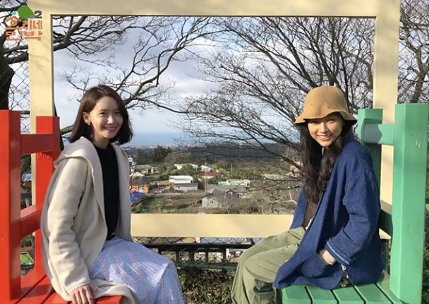 The affectionate images of Lee Hyori, Im Yoon-ah and Lee Sang-soon were captured.JTBC Hyoriene Guest House 2 official Instagram on May 17 Spring in the spring to take a walk to the village playground.A picture was posted with an article entitled Hyoris Guest house employees, which is a picture of wherever they take it.Inside the picture is Lee Sang-soon, Im Yoon-ah, and Lee Hyori, who are taking pictures with their heads together.Im Yoon-ah and Lee Hyoris smiles resemble a real family, making it feel like a real family; Lee Sang-soons comical look behind Im Yoon-ah draws attention.Fans who responded to the photos responded to I will miss people like spring, When is Hyoris Guest house season 3? And Its like a real family.delay stock