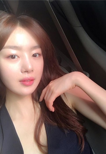 Actor Han Sun-hwa from Group Secret showed off her watery beauty.Han Sun-hwa posted Selfie on May 17 with an article on his instagram saying The rain came and so swollen.Inside the picture was a picture of Han Sun-hwa taking pictures in the car; Han Sun-hwas white-green skin and distinct features double the innocent charm.The fans who responded to the photos responded, Is this swollen?, Why is it beautiful even if it is swollen?, It is pretty.delay stock
