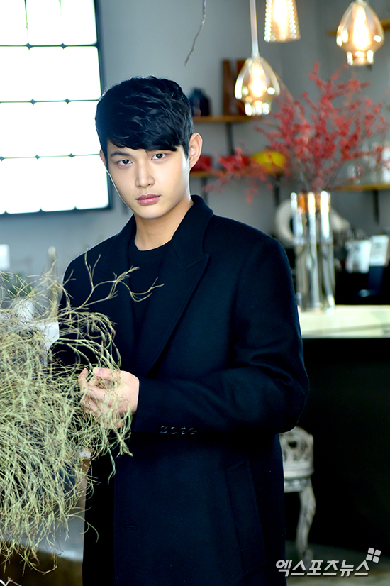 Actor Lee Seo-won, who has been noted as a next-generation star, has Falled the image with irreversible wrongdoing.Lee Seo-won is under prosecution investigation for alleged forced molestation and special blackmail – Cinémix Par Chloé.Seoul Gwangjin Police Station arrested Lee Seo-won on August 8 and sent him to the eastern Seoul District Prosecutors Office earlier this month for prosecution.Lee Seo-won attempted physical contact while drinking with female entertainer Victims, but was denied, according to police.Still, Lee Seo-won did not stop molesting and Victims called his boyfriend to ask for help.Lee Seo-won stabbed Victims to blackmail – Cinémix Par Chloé.While being investigated in a drunken state, he also shouted at the police.On the 16th, Blossom Entertainment said, There is no excuse.I apologize to everyone for bowing my head. Lee Seo-won also acknowledges and reflects deeply on the fact that he has been disturbed by his opponent and many people with indiscreet and wrong behavior.I will be faithful to the future investigation. Lee Seo-won was cast as a genius musical director in TVNs new monthly drama The Moment to Stop: About Time and was filming, but got off the scene.KBS 2TV Music Bank, who is in charge of MC, is also discussing future directions.Lee Seo-won was born in 1997 and made his debut in 2015 as a drama Awakening.Since then, she has become a leading role in a short period of time, including I love you so much, She loves lying and Hospital Ship.He also appeared in the movie Captain Kim Chang-soo last year and shot a snow stamp on the screen. Since 2016, he has also been active as a Music Bank MC, which is mainly played by popular new artists.Above all, he was an actor who became a next-generation star to succeed them as a member of Blussom Entertainment, which belongs to Cha Tae-hyun, Song Joong-ki and Park Bo-gumIn an interview after the end of the Hospital Ship, The second Park Bo-gum is grateful and responsible.Someday I want to stand side by side with my agency senior Song Joong-ki and Park Bo-gum But at the age of just 22, the sex scandal and weapon Blackmail – the Cinémix Par Chloé case, making future activity opaque.In addition, after the incident, it was known that he carried out Music Bank MC with a bright appearance as usual, and received public criticism.Not long ago, he was a next-generation prospect, but he was blessed himself.Photo = DB