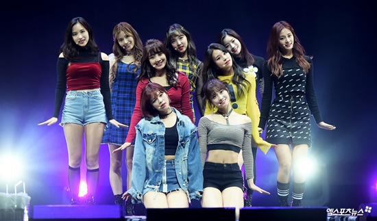 Girl group TWICE, this is a new record maker.The third album, Lee Jin-hyuk Me Up, released by TWICE on the 16th, topped the Oricon Daily Singles Chart with 129,275 points on the day of release.Beyond the previous Pop Candy which recorded 117,486 Points on the day of release, it renewed the record of single sales on the day of release among Korean girl groups that entered Japan.On the day of release, Lee Jin-hyuk Me Up set its own record of 471,438 in pre-order volume and once again showed the status of Asia One Top Girl Group.As a result, TWICE announced its fourth consecutive popularity following Japan debut best album #TWICE in June last year, Japans first single One More Time in October, and the second single Kandy Pop in February this year.In addition, the album and single released before the release of Lee Jin-hyuk Me Up won three consecutive platinum certifications from the Japan Records Association. In February, the 32nd Japan Gold Disk Grand Prix won the first five titles as a new artist.In addition, local debut showed off the power to exceed 1 million albums in just 8 months.TWICE is also steadily loved as the mini-fifth album title song What Orange Is the New Black Love? (What is Love?), which was released in Korea on September 9th.What Orange Is the New Black Love? The music video surpassed 100 million views on YouTube and achieved a record of breaking 100 million views for eight consecutive times from debut songs.The music video was released in the shortest period of the K-pop girl group, and it set a record of 20 million, 30 million, 40 million, and 50 million views, and it was announced that it achieved 100 million views for 8 consecutive times.Especially, TWICE has been a debut song Elegantly (OOH-AHH) and recently What Orange Is the New Black Love?And has set up all the activities of the Asia One Top Girl Group by putting all eight songs in the 100 million views.Its not the end here.According to the recent Gaon chart, TWICE has released a total of 2,251,789 albums, including one regular album, five mini albums, and two repackage albums since the debut in 2015.TWICE, which has captivated both countries across Korea and Japan, will hold its second tour TWICE Land Zone 2: Fantasy Park at Jamsil Indoor Gymnasium in Songpa-gu, Seoul from 18th to 20th.The Japan performance will be held on the 26th and 27th at the Saitama Super Arena and on June 2nd and 3rd at the Osaka Castle Hall.Photo = DB