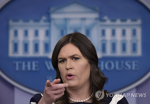 백악관 "완전하고 전면적 비핵화 계속 요구…최대 압박 지속" (워싱턴 AP=연합뉴스) 세라 허커비 샌더스 미국 백악관 대변인이 11일(현지시간) 백악관에서 언론에 브리핑하고 있다.미국 백악관은 이날 북미정상회담을 앞두고 진행되는 일련의 진전상황과 관련, "분명히 옳은 방향으로 움직여온 과정이다. 우리는 북한으로부터 선의의 신호를 봤다"고 평가하면서도 '완전하고 전면적인 비핵화'를 위한 최대 압박을 지속해 나갈 것이라고 밝혔다      lkm@yna.co.kr