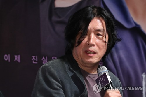 영화 소개하는 이창동 감독 (서울=연합뉴스) 강민지 기자 = 24일 오전 서울 강남구 CGV압구정에서 열린 영화 '버닝'제작보고회에서 이창동 감독이 발언하고 있다. 2018.4.24  mjkang@yna.co.kr  (끝)