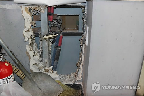 &quot;미션 임파서블! 금은방 벽 뚫었더니 철판이 …&quot; (대구=연합뉴스) 한 30대 여성이 심야에 공구를 가지고 금은방 옆 건물에 몰래 들어가 벽을 뚫고 침입하려다 금은방 주인이 설치해둔 철판 때문에 6시간 동안 헛고생만 하고 실패했다. 2018.5.17. [대구 동부경찰서 제공=연합뉴스]      duck@yna.co.kr