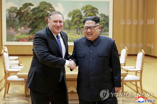 폼페이오 "김정은, 아는 것 많고 복잡한 논의에도 능해" (평양 로이터=연합뉴스) 지난 9일 평양을 방문한 마이크 폼페이오 미국 국무장관이 김정은 북한 국무위원장과 악수하는 모습.      lcs@yna.co.kr