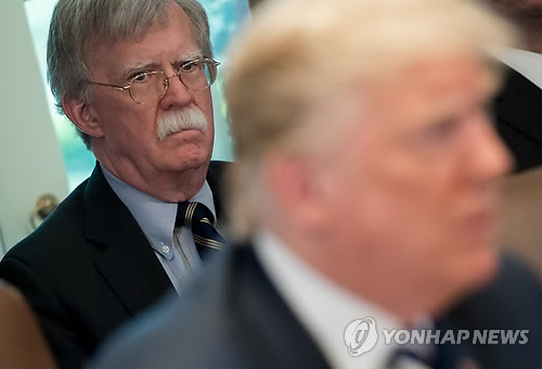 볼턴 "북미회담 목적은 검증가능·불가역적 비핵화…후퇴없다" (워싱턴DC AFP=연합뉴스) 존 볼턴 미국 백악관 국가안보보좌관은 16일(현지시간) 북한이 자신의 이름을 거론하면서 리비아식 해법과 '완전하고 검증 가능하며 불가역적인 비핵화(CVID)'에 부정적 입장을 보이고 북미정상회담 무산 가능성을 언급한 데 대해 "새로운 게 전혀 없다(nothing new)"고 지적했다.      백악관의 대북 정책을 지휘하는 볼턴 보좌관은 이날 폭스뉴스 라디오 인터뷰에서 국무부 군축·국제안보담당 차관이던 지난 2003년 김정일 당시 북한 국방위원장을 독재자라고 비판했다가 북한으로부터 '흡혈귀', '인간쓰레기' 등의 원색적 비난을 받았던 사실을 구체적으로 거론하며 이같이 밝혔다. 사진은 지난 9일 백악관의 각의에서 볼턴(오른쪽)이 트럼프 대통령 뒤에 앉아 있는 모습.       bulls@yna.co.kr