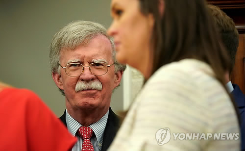 볼턴, 北 리비아모델·회담재고 엄포에 "새로운 게 전혀 없다" (워싱턴DC 로이터=연합뉴스) 존 볼턴 미국 백악관 국가안보보좌관은 16일(현지시간) 북한이 자신의 이름을 거론하면서 리비아식 해법과 '완전하고 검증 가능하며 불가역적인 비핵화(CVID)'에 부정적 입장을 보이고 북미정상회담 무산 가능성을 언급한 데 대해 "새로운 게 전혀 없다(nothing new)"고 지적했다.      백악관의 대북 정책을 지휘하는 볼턴 보좌관은 이날 폭스뉴스 라디오 인터뷰에서 국무부 군축·국제안보담당 차관이던 지난 2003년 김정일 당시 북한 국방위원장을 독재자라고 비판했다가 북한으로부터 '흡혈귀', '인간쓰레기' 등의 원색적 비난을 받았던 사실을 구체적으로 거론하며 이같이 밝혔다. 사진은 이날 백악관에서 트럼프 대통령과 미르지요예프 우즈베키스탄 대통령의 회동에 볼턴(오른쪽)이 세라 샌더스 대변인과 나란히 배석한 모습.     bulls@yna.co.kr