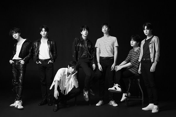 The group BTS new song FAKE LOVE swept the top of the domestic music site at the same time as the comeback.BTS regular 3rd album LOVE YOURSELF Tear title song FAKE LOVE took first place on the real-time charts of six major music sites including Melon, Mnet, and A Bugs Life at 7 pm on the 18th.In many charts, including A Bugs Life, not only the title song but also the song The Heart I Can not Tell (Feat.Steve Aoki, 134340, Paradise, Love Maze, Magic shop, Airplane pt.2, Anpnaman, So what, Intro: Singularity, Outro: Tear all lined up, including the charts.BTS LOVE YOURSELF Tear is an album expressing the pain and loss of farewell and the end of love wearing masks.FAKE LOVE is a song of aunt hip-hop genre that gives a strange gloomy sound with Grunge Rock guitar sound and groovy trap beat. It is sad to have the sensibility of farewell with unique lyrics and sound of BTS, but it can feel energy.BTS will unveil its new albums new song stage for the first time in the world at the 2018 Billboard Music Awards in Las Vegas on Tuesday.