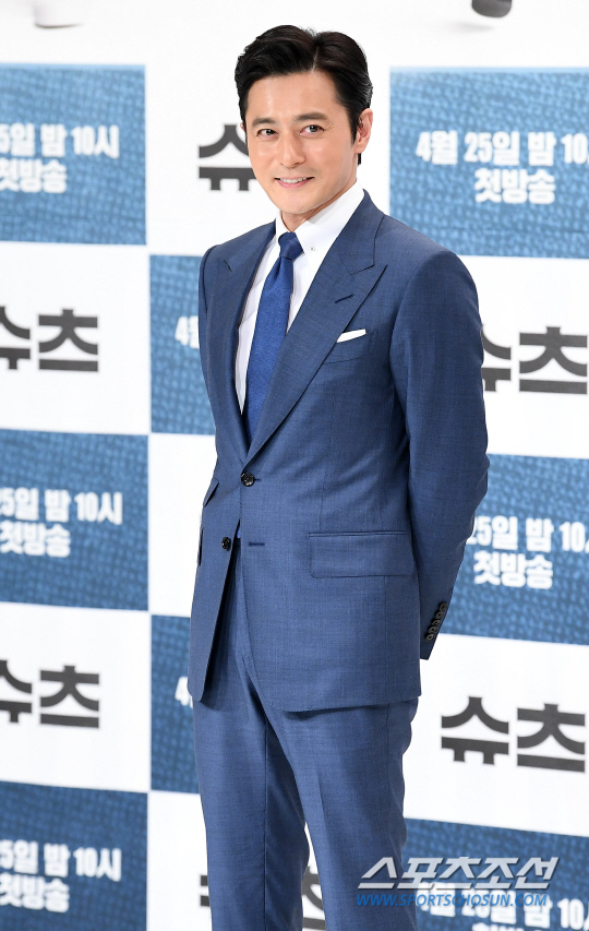 The central story of Suits flows through Jang Dong-gun; there is a Jang Dong-gun between eye-catching events.Jang Dong-gun plays the role of Ace lawyer Miniforce Seok through KBS2 drama Suits (played by Kim Jung-min and directed by Kim Jin-woo).He has been a winner without Danger, but the events that will appear in the future are constantly foreseeing the Danger of the Miniforce seat.Especially, he is catching his ankle until the past of Miniforce stone and adding interest to future development.The fact that there was a chain to the Miniforce stone, which I thought was perfect, is an element that makes his human charm stand out and adds interest to the drama.In particular, Miniforce is showing human beauty in the past and can not escape yet.Miniforce was a test that burned with justice in the past and there was a senior misjudgment test (Jeon No-Min) that he would keep by his side.However, Oh is a person who compromises with injustice for his future, deliberately destroying the evidence and trapting the Miniforce seat.After watching this, Miniforce also quit his job as a prosecutor.But the story is getting more exciting as the misjudgment reappears before the Miniforce seat, where he is suspected of committing corruption and is facing a prosecution investigation.This is why a summons for a statement has flown to Miniforce, and the Miniforce seat, which holds a knife sack, is in trouble.However, on the 17th broadcast, Miniforce, who was in trouble, was drawn to draw a cheerful cider.Miniforce had been in conflict after receiving a referral summons, and was put in a Danger where all Miniforce seats were overturned until the misdemeanor of evidence was destroyed.But Miniforce, who had a humaneness in his mind, did not want to put the misjudgment into a corner, hesitated to testify, but the betrayal and reversal of the misjudgment continued.The Miniforce seat was pushed into a corner. The good people around the Miniforce seat did not leave him there and repressed the misjudgment.Hong Da-ham (Chae Jung-an), who had been with Miniforce since his time as a prosecutor, had long known the destruction of evidence of Ohs prosecutor and told Kang (Jin Hee-kyung) all the contents at the time, causing Oh to quit the test himself.In this dramatic development, the humanity of Jang Dong-gun is shining.I am acting as a lawyer of charm that does not seem to come out of a drop of blood with a sculpture-like appearance, but the shining chemistry and humanity are adding charm to the role.In particular, he did not listen to the words of Park Hyung-sik, but he was portrayed as a person who could talk boldly with Kang Dae-pyo, asking his opinion to Hong Da-ham, the secretary.More than half of the drama, Suits is also putting in a number of additional characters.Jang Dong-gun shows centre acting among the main actors such as Jang Dong-gun and Park Hyung-sik, Chae Jung-an and Ko Sung-hee, and adds fun to the drama.Viewers are enjoying the performance of Jang Dong-gun, the center of Suits, which is the number one spot in the drama.