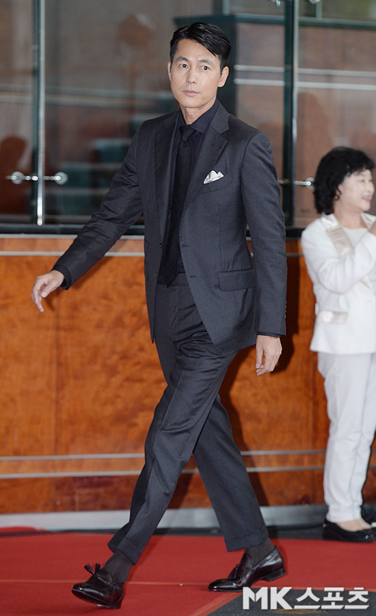 Actor Jung Woo-sung poses at the 23rd Chunsa Film Festival photo wall held at COEX Auditorium in Samseong-dong, Seoul on the afternoon of the 18th.The Chunsa Film Festival is an event to continue the history and tradition of our film planted by Chunsa Naungyu.