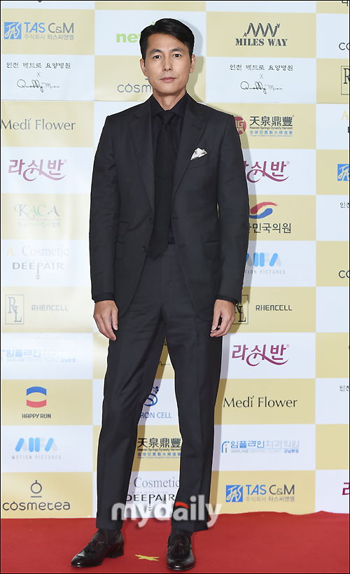 Actor Jung Woo-sung is attending the 23rd Chunsa Film Festival Red Carpet photo wall event held at COEX Auditorium in Samseong-dong, Seoul on the afternoon of the 18th.