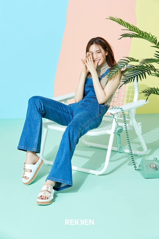 Singer and actor Nana showed off a fresh and lovely summer fashion.In this picture, Nana wears a colorful and classic check pattern of NANASHOO on the denim overroll to show youthful charm, and with a flawless ratio and natural pose, she perfectly digests Leckens various 18SS it items and proposes trendy shoes styling this summer.In another picture, Nana showed off her charm by wearing a light mood multi-colored combi sandals in the background of cactus, and she also showed a high summer fashion by matching Teva sandals with flower Krystal Jung decoration.pear hyo-ju