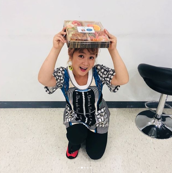 Comedian Park Na-rae received a lunch box gift from fans.Park posted several photos taken on May 17th in MBC Everlon Video Star waiting room on his personal instagram.In the photo, Park Na-rae raises the temple in a somewhat diverse manner, and certifies Video Star MC Kim Sook, Park So Hyun, Sunny and lunch box.Park said, I love you to the fan cafe Gag Goddess Park Na-rae who sent me a lunch box gift. In June, Dr.Park Su-in