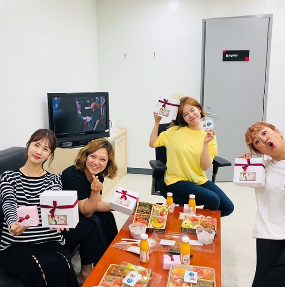 Comedian Park Na-rae received a lunch box gift from fans.Park posted several photos taken on May 17th in MBC Everlon Video Star waiting room on his personal instagram.In the photo, Park Na-rae raises the temple in a somewhat diverse manner, and certifies Video Star MC Kim Sook, Park So Hyun, Sunny and lunch box.Park said, I love you to the fan cafe Gag Goddess Park Na-rae who sent me a lunch box gift. In June, Dr.Park Su-in