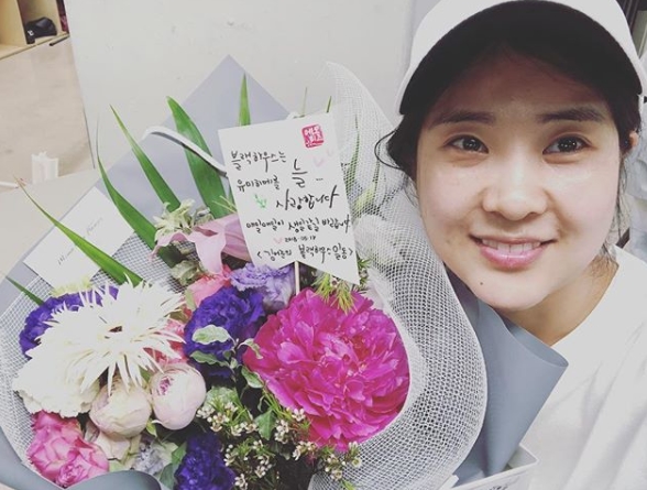 Comedian Yu-mi Kang was presented with a birthday bouquet by the Black House of Kim Eo-jun team.Yu-mi Kang posted a birthday bouquet authentication shot from SBS Kim Eo-juns Black House production team on May 17th in personal instagram.In the public bouquet, Black House always loves Yumihime. I hope Moy Yat is like a birthday.Kim Eo-juns Black House Allegedly phrase is writtenYu-mi Kang expressed his gratitude by adding a hashtag # Birthday Gift # Black House # Thank you hashtag.Park Su-in