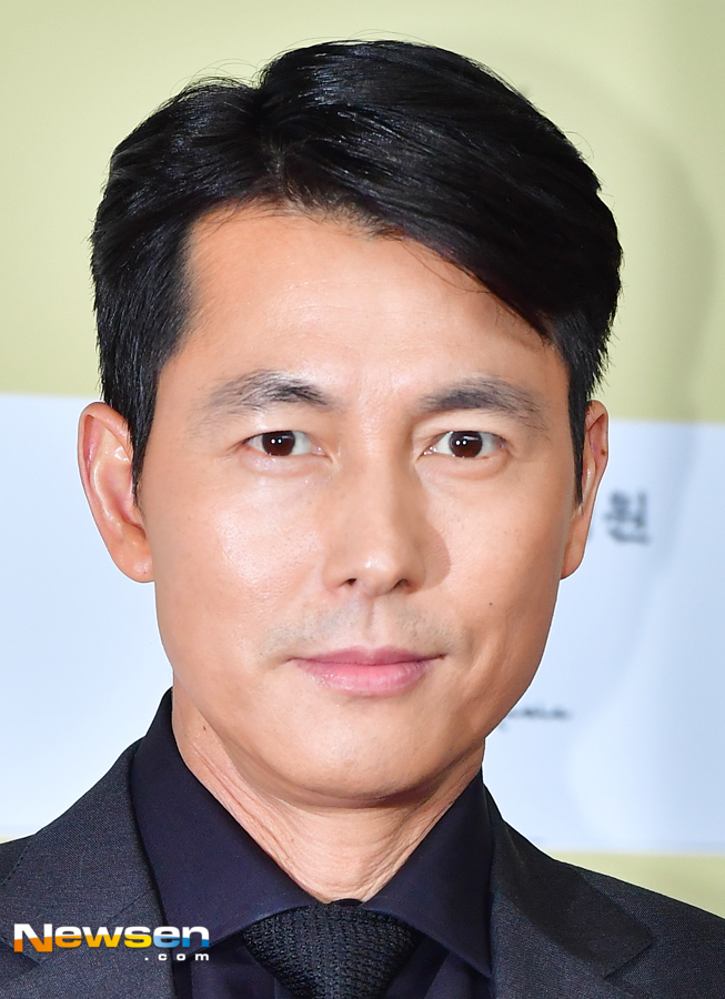 The 23rd Chunsa Film Festival Red Carpet and Photo Wall event was held at the COEX Auditorium in Samseong-dong, Gangnam-gu, Seoul on the afternoon of May 18th.Jung Woo-sung attended the ceremony.Jang Gyeong-ho