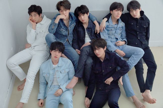 Will BTS continue its reversal records again this time?Worlds attention is focused on the global comeback of group BTS.World is the comeback that focuses on the comeback stage as 2018 United States of America Billboard Music Awards rather than domestic.Expectations are higher for BTSYi Gi, which is shaking the status of K-pop idol Worldly.BTS will release Tear for its regular 3rd album LOVE YOURSELF series at 6 p.m. on the 18th, although it is a domestic album, the boundaries of domestic and foreign countries have already disappeared on BTSYi Gi.I can only expect records to be poured out from the moment after the comeback.The comeback that World notedBTS invited him to the 2017 United States of America Billboard Music Awards last year and won the top social artist award over Justin Bieber.The K-pop group was invited for the second consecutive year this year, and their stage was expanded to World.The new song stage to be released for the first time at the awards ceremony is expected to attract foreign music fans beyond Korea.It was natural that the global interest in this comeback was focused on BTS, which has already written the first unusual records for K-pop groups and is attracting attention to music fans in various countries.It is a domestic release album, but plans to prove the identity and power of BTS with the music that World fans have been waiting for.BTS will be attracting the attention of World fans by appearing on NBC Ellen DeGeneres Show starting with 2018 United States of America Billboard Awards.World fans are expected to continue their interest in domestic activities and activities.This comeback is expected to prove once again the presence of BTS, which was hot last year.#New Record marchIt is their new record march that is noticed early with the comeback of BTS.It is a BTS that has already set a new record for K-pop group, being invited to the United States of America Billboard Music Awards for the second consecutive year.In addition, the album sales volume is already the second Million Seller achievement.Last year, LOVE YOURSELF Her recorded a single album Million Seller in 12 years.This time, it is BTS, which predicted the achievement of double Million Seller by exceeding 1.44 million pre-orders.In addition, BTS hoped to Billboard 200 No. 1 and Hot 100 TOP10 goals will be achieved.BTS was the first K-pop group to reach the top of the United States of America iTunes Top Song chart with a remix of MIC Drop released last November.As Steve Aokis feature of the remix of MIC Drop is also included, it is inevitable to achieve the record once again.# Beyond BTSBTSYi Gi, which has achieved a reversal performance both in Korea and abroad last year, has more attention and expectation for this comeback.It is natural that new achievements of those who exceed BTS are expected. For them, Beyond BTS is another mission.It is BTS that continues the second LOVE YOURSELF series with this album.The completion of this album is also expected to be completed in BTSYi Gi, which has been a solid storytelling until the school trilogy, the youthful two-part series of Hwayang Yeonhwa, and the theme of temptation Wings and Abduction.Big Hit Entertainments LOVE YOURSELF series contains a message that loving myself is the beginning of true love.This album is about the boys who face a breakup, and if you look at it compared to the previously released Wonder video and Her album, you will be able to enjoy the album more.This time, the members participated in the song, which solved their troubles and stories, as well as fans for fans.The title song FAKE LOVE is a somewhat dark song, and it would be nice to see what it looks like when you meet with BTS powerful performance. big hit entertainment offer