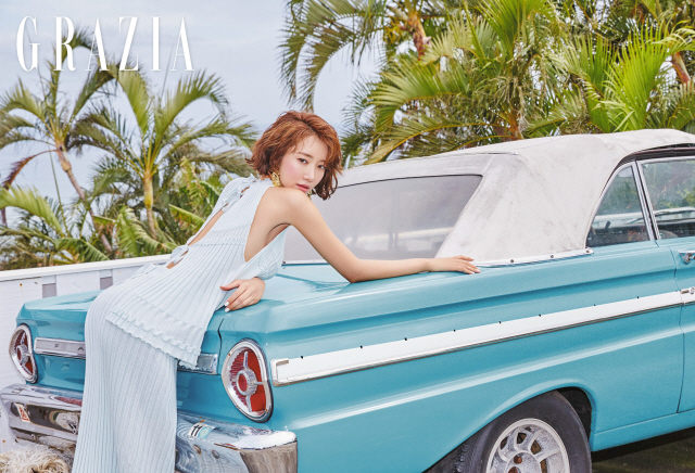Go Joon-hee presented a healthy and sexy Summer Holiday Look in the background of Hawaii, one of the exotic resorts.In the public cover photo, the resort look was completed with an intense orange color dress of tropical mood.In addition, the bold design of the backless costume reveals the feminine yet sexy resort style, and it perfectly digests various hot summer look that shows its own sophisticated styling.As we have recently been modeling sports apparel advertising, we have been doing Exercise three times in Haru, including ballet, flying yoga, and PT, eating only Chicken egg and Chicken breasts to pump muscles.When I was working, I could not control the food to maintain my physical strength. I was a little proud to see the recent exercise effect or the abs that had not occurred again.I usually try to stretch or exercise for 30 minutes to 1 hour if I wake up in the morning. Interviews with the Picture Artisan Go Joon-hee can be found in the June issue of Grazia, which is published on the 20th.